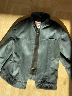Grön skinnjacka  - Superfin grön skinnjacka köpt second hand