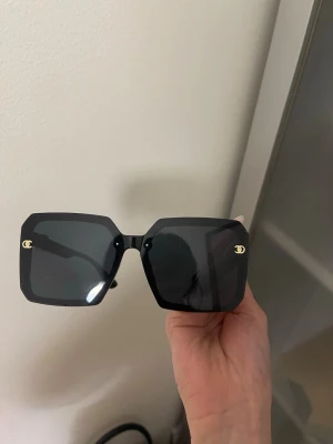 Svarta fyrkantiga solglasögon  - Säljer ett par svarta solglasögon 