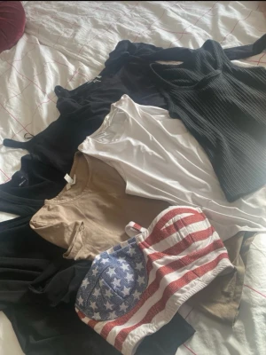 Mix av linne och toppar i olika färger - Säljer ett paket med flera linnen och toppar i svart, vitt, beige  vissa är ärmlösa och andra har bredare axelband. Perfekt för att variera din stil och matcha till olika outfits. Från olika varumärken, mest bik bok