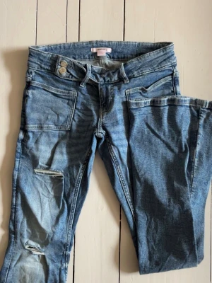 Gina young jeans - Populära jeans från gina young, storlek S         Mycket bra skick! Midjemått 37 cm, innerbenslängd 79cm