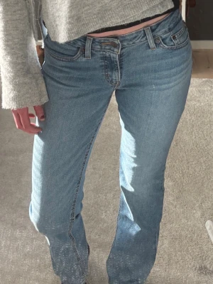 Levi's superlow bootcut jeans - Snygga low waist bootcut jeans från Levi’s som enbart har användes enstaka gånger, så i mycket bra skick! Storleken är 27/34 så passar mig som är 180cm💗
