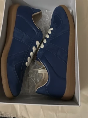 Blå sneakers från Maison Margiela  - Snygga blå sneakers från maison margela  med vita snören 