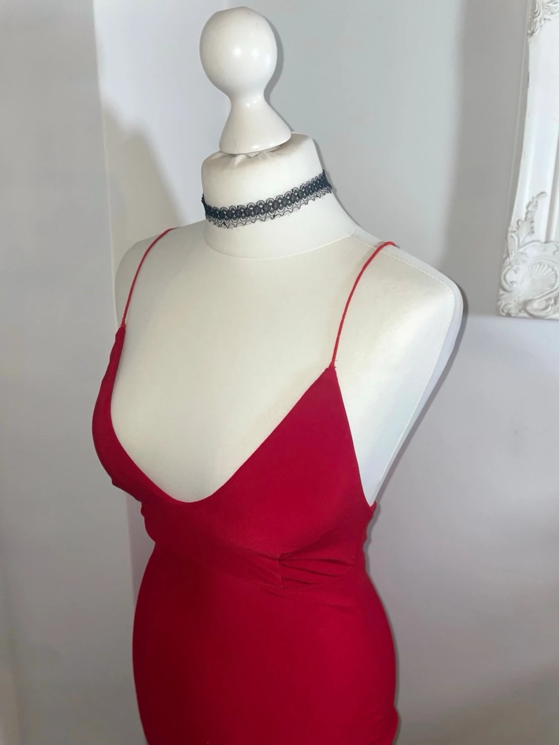 Röd tight kort klänning med smala band - 1