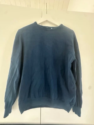 Blå rundhalsad tröja La Chemise - Schysst stickad tröja från la chemise. Bättre bilder kan skickas privat. Enda defekten är lappen i nacken på andra bilden. Pris kan diskuteras