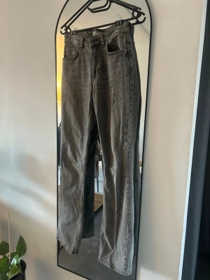 Gråa jeans från gina - Gråa jeans i nyskick från ginatricot, mellanmidja och raka med lite bootcut. 💕