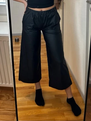 Margit Brandt Copenhagen svarta byxor - Svarta byxor från Margit Brandt Copenhagen. Byxorna har resår i midjan och vida ben.