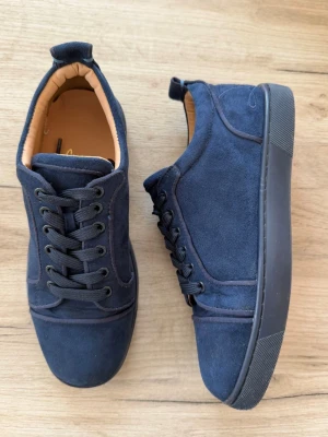 Louboutin skor - Mörkblå nästan nya skor från Louboutin, det enda tecknet på användning är under skon som visas på bild 3. Skokartong saknas tyvärr. Prioriterar snabba affärer 