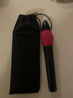 Elektrisk nagelfil med fodral - Elektrisk nagelfil i svart med rosa grepp, perfekt för att forma och släta ut naglar. Kommer med ett praktiskt svart förvaringsfodral. Ergonomiskt handtag för enkel användning och snygg finish på naglarna. Inga bits medföljer. Fungerar precis som den ska men har köpt en annan.