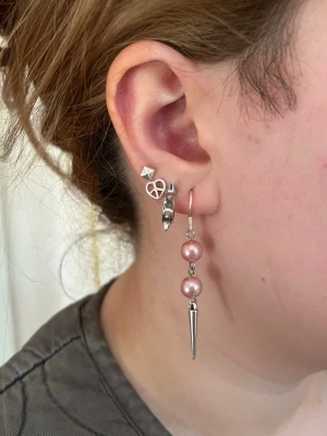  Rosa pärlor med nitar handgjorda  - Jag skapar dessa örhängen av noggrant utvalda pärlhalsband från secondhand – ett medvetet val för att ge vackra material ett nytt liv. Alla örhängen är handgjorda och säljs i par 💖🫶🏻⚜️