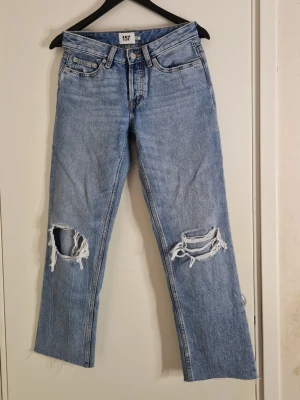 Lågmidjade jeans "icon" - Lågmidjade jeans från 157. Modellen Icon med slitningar på knäna, aldrig använda. Midjemått ca 73cm runt hela och innerbenslängd ca 69cm. Storlek Xs