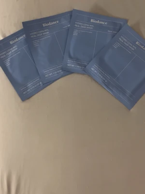 Biodance Hydro Cera-Nol Sheet Mask - Fyra blå ansiktsmasker från Biodance, Hydro Cera-Nol Real Deep Mask. Maskerna är i engångsförpackning och tillverkade av mjukt material som passar ansiktet. Perfekt för dig som vill återfukta och vårda huden på djupet. Helt nya jag säljer dom då det inte riktigt passar min hy 