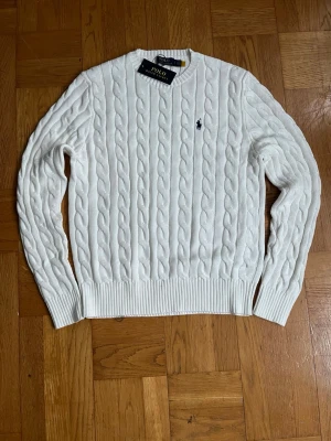 Ralph Lauren stickad tröja vit - Ralph Lauren stickad tröja vit helt ny med etiketter med väskor storlek M bra tjockt material färg vit med svart logotyp