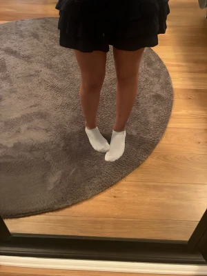  volang kjol  - Marinblå mini kjol från Gina tricot