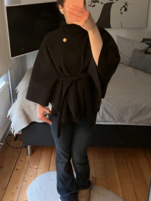 Missäy kappa - Nu var de dags att säga adjö till min helt oanvända missäy kappa som aldrig kommit till användning. Ja köpte den då jag tyckte den var extremt fin, men efter ett tag den hängt i min garderoben har jag kommit fram till att den ej dras till min smak. Denna kappa är väldigt elegant och fin, kan användas till otroliga outfits, men som sagt inget för mig. Hoppas den nu kan hitta en ny ägare då den får användas som den ska!! Kappan är i onesize men skulle säga att den passar Xs S och M