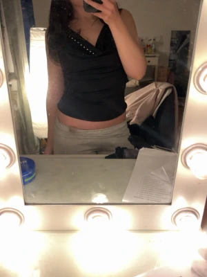 Svart topp  - Snygg svart topp med djup v ringning och är öppen i ryggen. Köpt från bershka och aldrig kommit till användning.