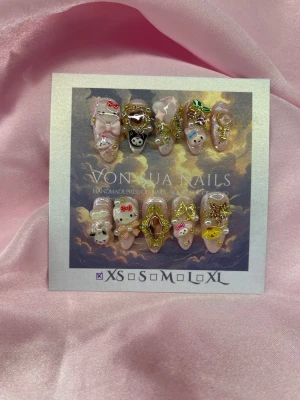 Kawaii Royalty (XS);Medium Almond - Handgjorda press-on naglar i ljusrosa med 3D dekorationer som sanrio figurer, rosetter, pärlor och guldfärgade detaljer. Mixade motiv med söta karaktärer och glittriga inslag. Passar dig som vill ha unika och kreativa naglar med mycket detaljer.XS: 14 mm, 11 mm, 11,5 mm, 10 mm, 8 mm 