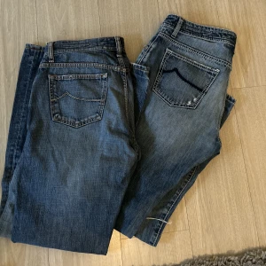 Jacob cohen jeans  - Säljer nu två par jeans ifrån Jacob cohen, säljes pågrund av jag inte längre använder dem, storlek 34 och 35 men sitter mindre. Nypris för ett par är runt 5-6 tusen  Defekter syns på sista bilden  799 kr st