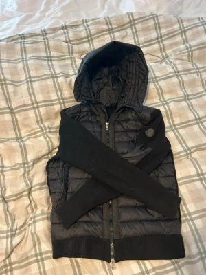 Moncler cardigan - Passar ungefär 180-185