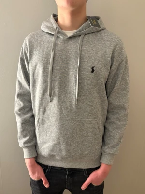 Ralph Lauren hoodie  - Ralph Lauren hoodie helt ny, storlek L men gammal årsmodell så sitter nästan lite tajtare. Kvitto finns. Han på bild är 184 cm lång.  Hör av er vid frågor/ fler bilder! 
