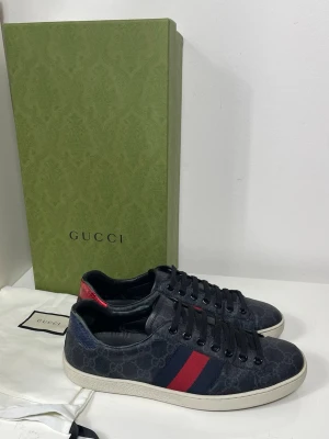 Gucci Ace Skor  - Säljer nu dessa Gucci ace skor i uk 6 som motsvarar storlek 40, skriv för fler bilder/frågor🙌🏼