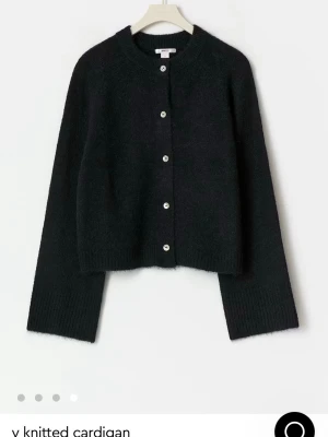 Svart stickad kofta från Gina Tricot - Mysig svart stickad kofta från Gina Tricot!🥰