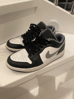 Nike air Jordan 1 Low  - Skick 9,5/10, helt nya. Säljer pga för liten storlek 
