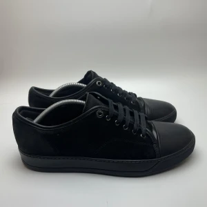 Lanvin skor  - Hej! Säljer nu dessa sjukt feta lanvin skor. Skorna är i fint skick! Under sulan har byts. . Vi rekommenderar att man går ner en storlek! Hör av dig vid frågor eller liknande 