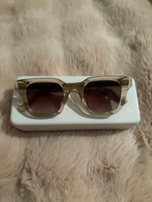 Chimi 04 - Säljer mina jättefina solglasögon från Chimi i modellen 04 ecru, de är i jätte fint skick och inga defekter 💕