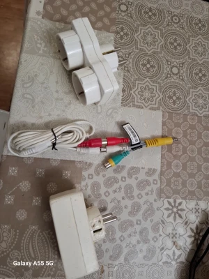 Eladapter och kablar, blandat - Säljer ett paket med elektronikprylar: två vita grenuttag/adaptrar för eluttag, en vit telefonkabel samt en uppsättning RCA-kablar i rött, gult och grönt. Perfekt för dig som behöver extra tillbehör till elektronik eller ljud/video-anslutningar.