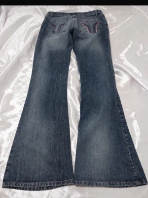 Miss Sixty bootcut jeans - Säljer ett par bootcut jeans från Miss sixty Jeansen har broderade detaljer på bakfickorna och är i fint stick  Outer length: 109 cm Length from crotch: 86 cm Waist: 40 cm Hips: 54 cm Rise: 19 cm Inseam: 26 cm