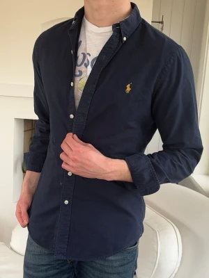 Ralph lauren skjorta mörkblp  - small slim fit - modell - 182cm, 72kg