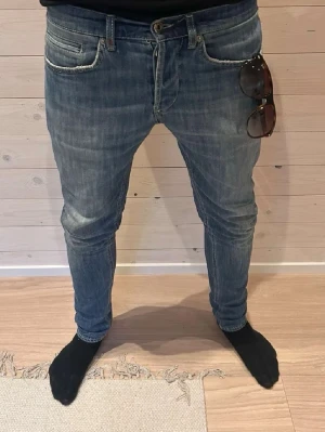 Dondup jeans - Säljer ett par blåa dondupa med unika slitningar på baksidan, byxorna är i fint skick. Nypris:2500 mitt:499!!!!
