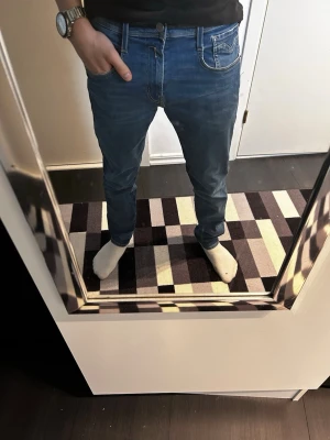 Replay Anbass Hyperflex Jeans - | Replay | Anbass | W29/L30 | Hyperflex | Slim Fit | Snygg Tvätt | Snygga Slitningar | 449kr | Mycket Bra Skick |  Säljer dessa snygga Replay jeans i strl W29/L30. Jeansen har små snygga diskreta slitningar som tillexempel runt om fickorna, vilket är klassiskt på Replay jeans.🙌  Midja: 38cm Innerbenslängd: 73cm Ytterbenslängd: 97cm  Skickas inom 24h📦  Kontakta vid minsta fråga eller fundering🤩