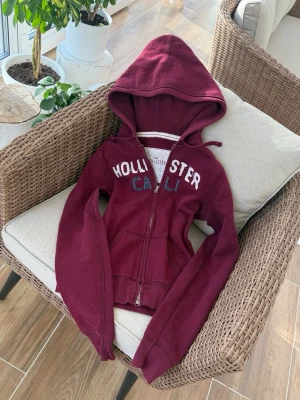 Hollister vintage zip - Storlek M, kan kännas som en S. Skickas inom 24h. Se liknande plagg i min profil! 