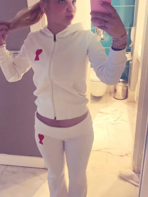 Vit mjukisdress - Vit loungewear-set med zip-hoodie och byxor.  har en sportig och avslappnad passform, perfekt för chill dagar hemma. 