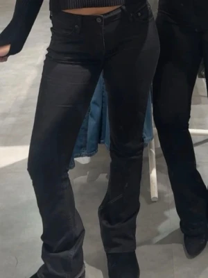 Svarta bootcut jeans  - Super snygga Lågmidjade bootcut jeans från Crocker, storlek W28 L33 passar S! Lite slitna längst ner och vid bälteshällorna (se bild) annars fint skick! Köp direkt för 199kr 💞💞😍