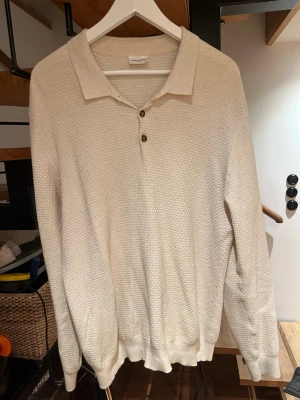 Beige John Henric pike, 15 % kashmir - Strukturerad tröja, från John Henric i Medium, egentligen L, jag är 187 och den passar bra för mig, bra skick