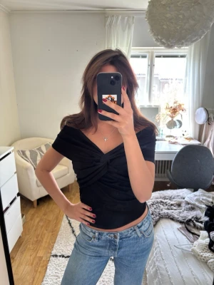 Svart off shoulder topp - En svart off shoulder topp från zalando (yas) i storlek s!💕