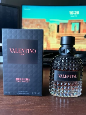 Valentino Coral Fantasy - Parfym: Valentino Uomo Born In Roma Coral Fantasy. Ca 75/80% kvar. Flaskan är som ny. Självklart äkta.