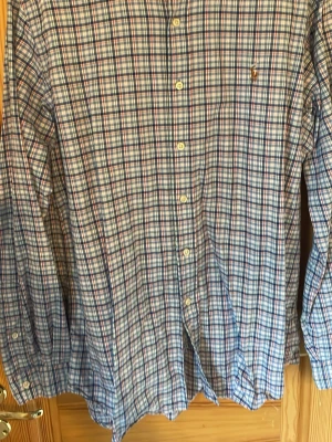 Rutig skjorta från Ralph Lauren - Säljer denna rutiga skjorta i storlek L från Ralph Lauren. Tveka inte att höra av er vid funderingar, priset är ej spikat o går att förhandla om vid en snabb affär