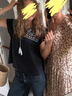 Svart blus från H&M - Storlek L men passar som S eller M. Använd fåtal gånger.