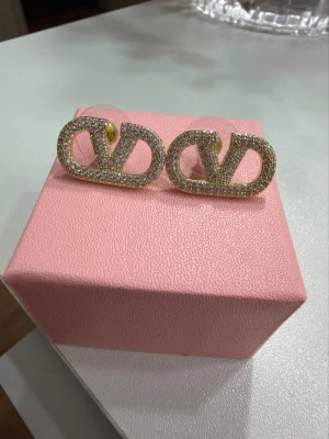Eleganta örhängen  - Tillverkade av rostfritt stål och pläterade med 18k guld 