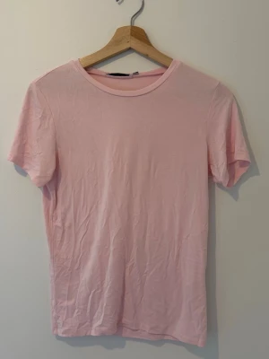 Ljusrosa basic t-shirt - En enkel och stilren ljusrosa t-shirt med rund halsringning och korta ärmar. I ett soft tutch mateial. 