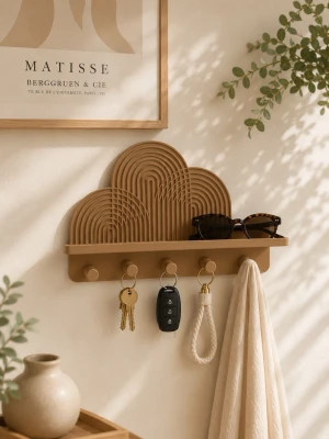 Molnformad nyckel- och prylhylla - Snygg väggmonterad hylla i beige plast med molnformad design. Hyllan har fem krokar för nycklar, accessoarer eller handdukar och en liten avlastningsyta för solglasögon eller småprylar. Perfekt för hallen eller sovrummet.