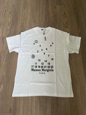 Maison Margiela T-shirt  - Helt ny Maison margiela T-shirt i storlek M, skickas snabbt!