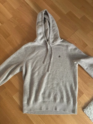 Stickade Morris hoodien orginal versionen  - En sparsamt använd hoodie från Morris som i och med materialet blev lite mindre i tvätten och därav säljs den. Fin beige/ khaki hoodie som dock är lite nopprig men med noppringsboettagare är de inget problem.i övrigt mycket bra skick. Storlek M sitter som mindre M 