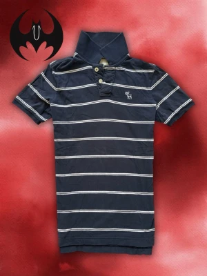 Vintage Abercrombie & fitch short-sleeve Polo shirt  - Säljer denna sällsynta och eftertraktade Abercrombie & Fitch polo shirt | Mycket Bra skick, en liten fläck men syns inte | Size S | Langd: 68cm Bröstvidd: 49cm | Skyltdocka: M - 48 cm axlar, 75 cm midja | Lägg endast bud med avsikt att köpa nu, inga fördröjning!