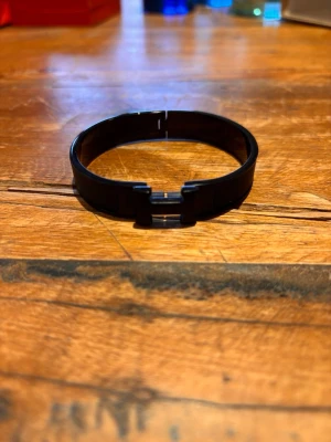 H&M - Fint armband som köptes för några månader sen. Kastade kvittot tyvärr men original förpackningen medföljer!