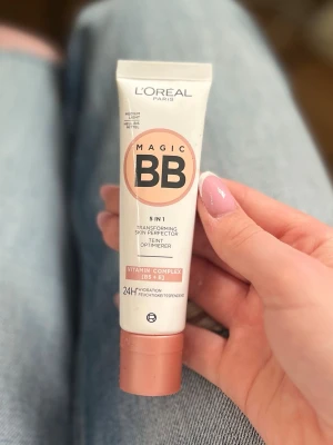 L'Oréal Magic BB Foundation Medium - Magic BB Foundation från L'Oréal Paris i nyansen Medium. Tuben är ljusbeige med roséguldigt lock och detaljer. Innehåller vitamincomplex B5 + E och ger 24h återfuktning. Perfekt för att jämna ut hudtonen och ge en naturlig finish.