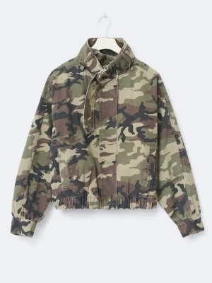 Snygg jacka från Gina - Snygg vindjacka i camouflage-mönster med huva och dragsko i midjan. Jackan har fickor med lock och stängs med dragkedja. Använd 1 gång, helt ny.